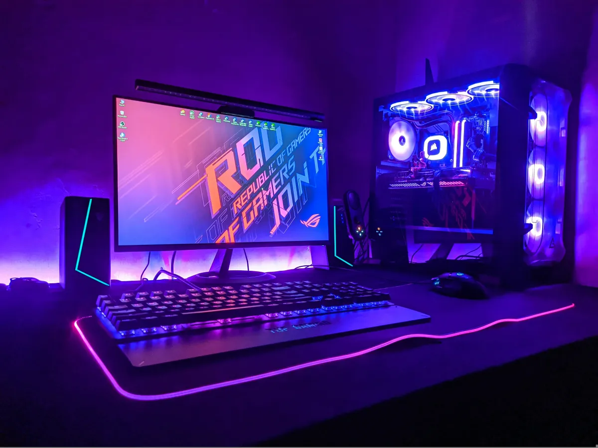 Setup PC Gamer avec tour, écran et éclairage RGB au Maroc