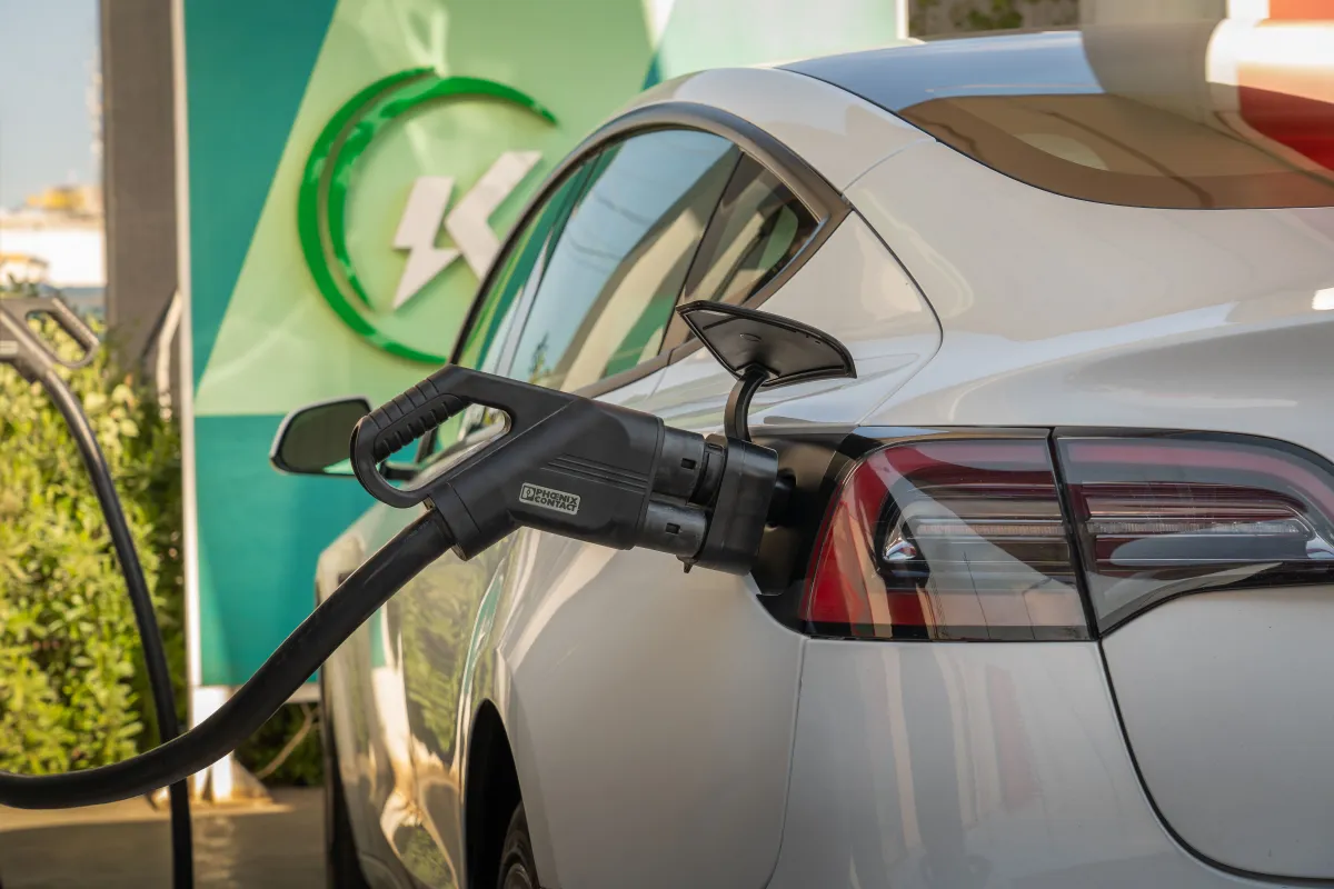Voiture électrique branchée sur une borne de recharge publique au Maroc