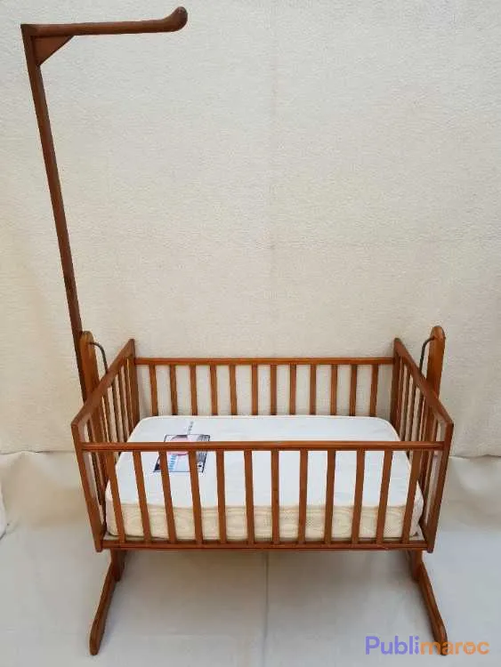 Magnifique lit bébé vintage avec flèche de lit en bois